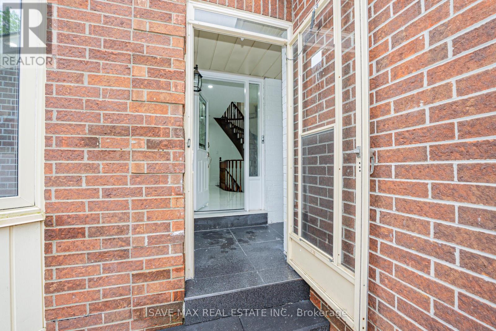 14 Conover Court, Brampton (Brampton South), Ontario  L6Y 3J5 - Photo 2 - W12177311