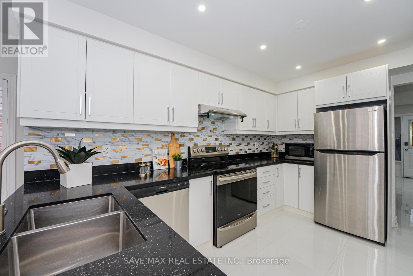 14 Conover Court, Brampton (Brampton South), Ontario  L6Y 3J5 - Photo 3 - W12177311