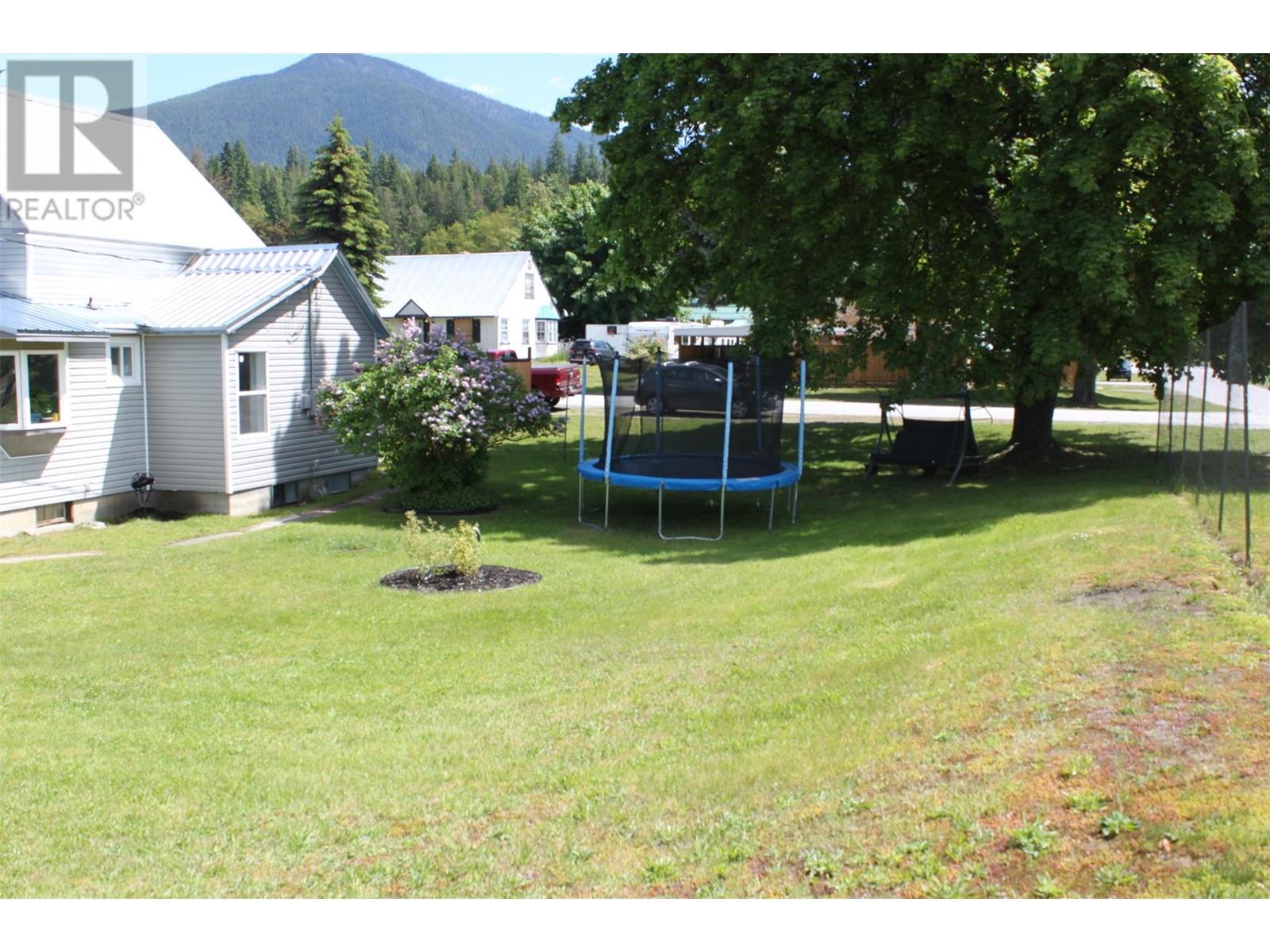 202 2nd Avenue NW, Nakusp, BC V0G1R0