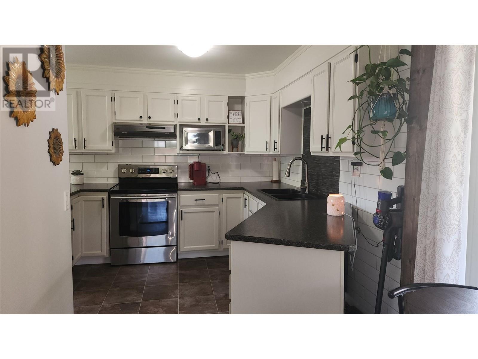 202 2nd Avenue NW, Nakusp, BC V0G1R0
