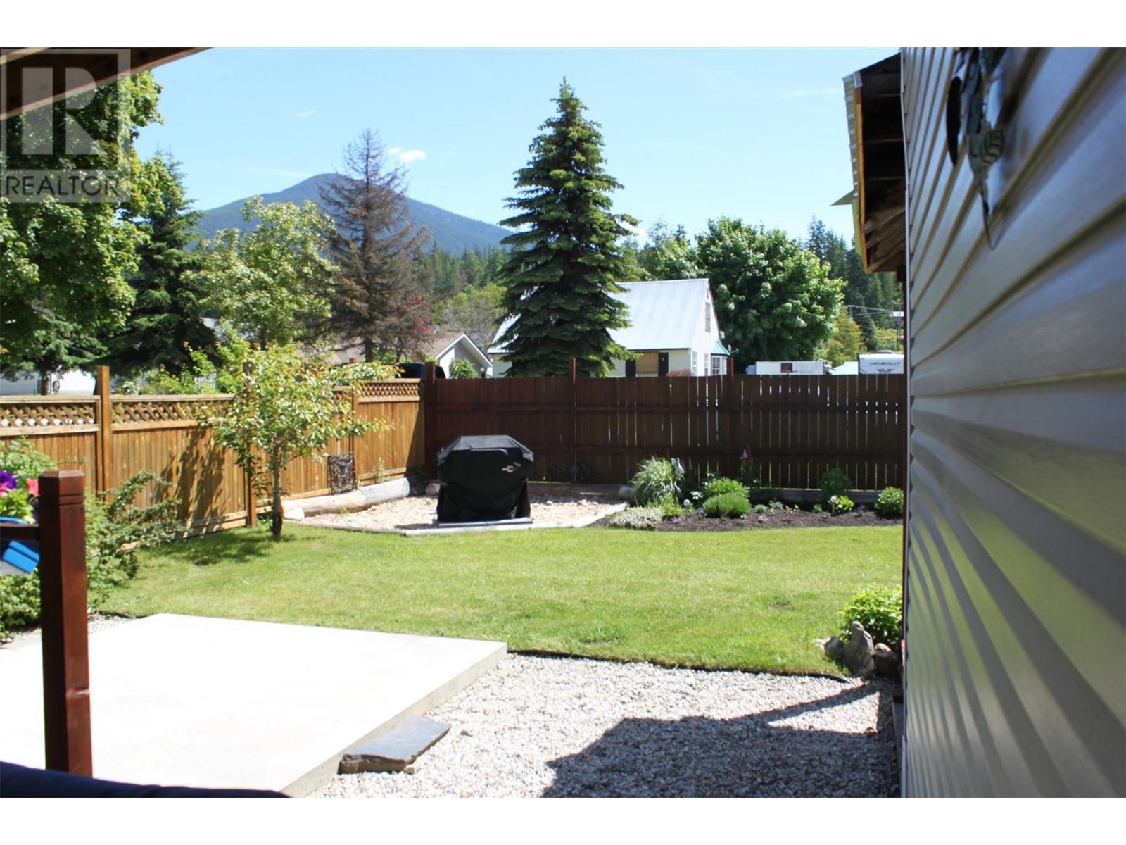 202 2nd Avenue NW, Nakusp, BC V0G1R0