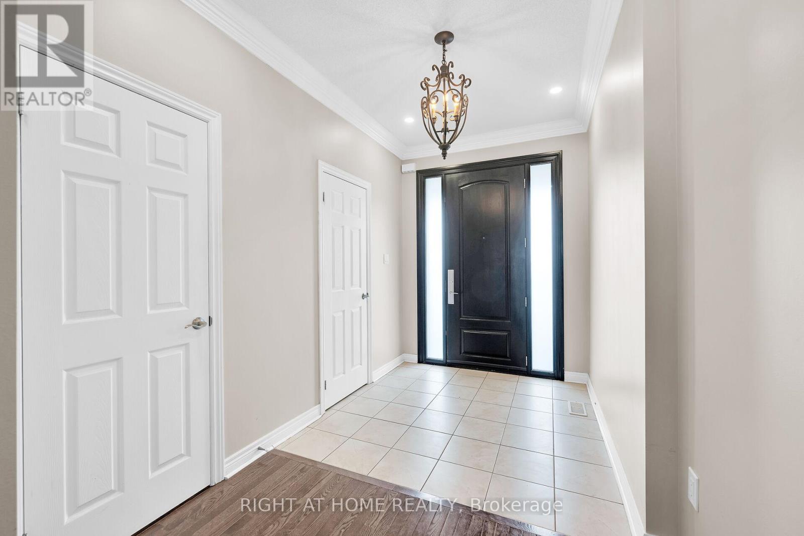 1445 Laurier Avenue, Milton (Cl Clarke), Ontario  L9T 8T4 - Photo 2 - W12177362