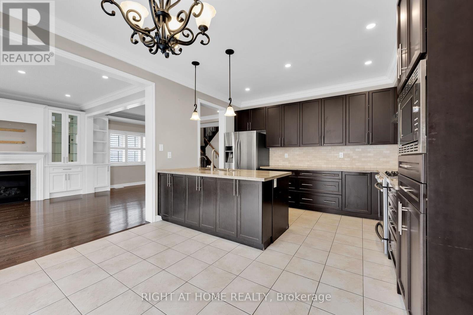 1445 Laurier Avenue, Milton, Ontario  L9T 8T4 - Photo 4 - W12177362