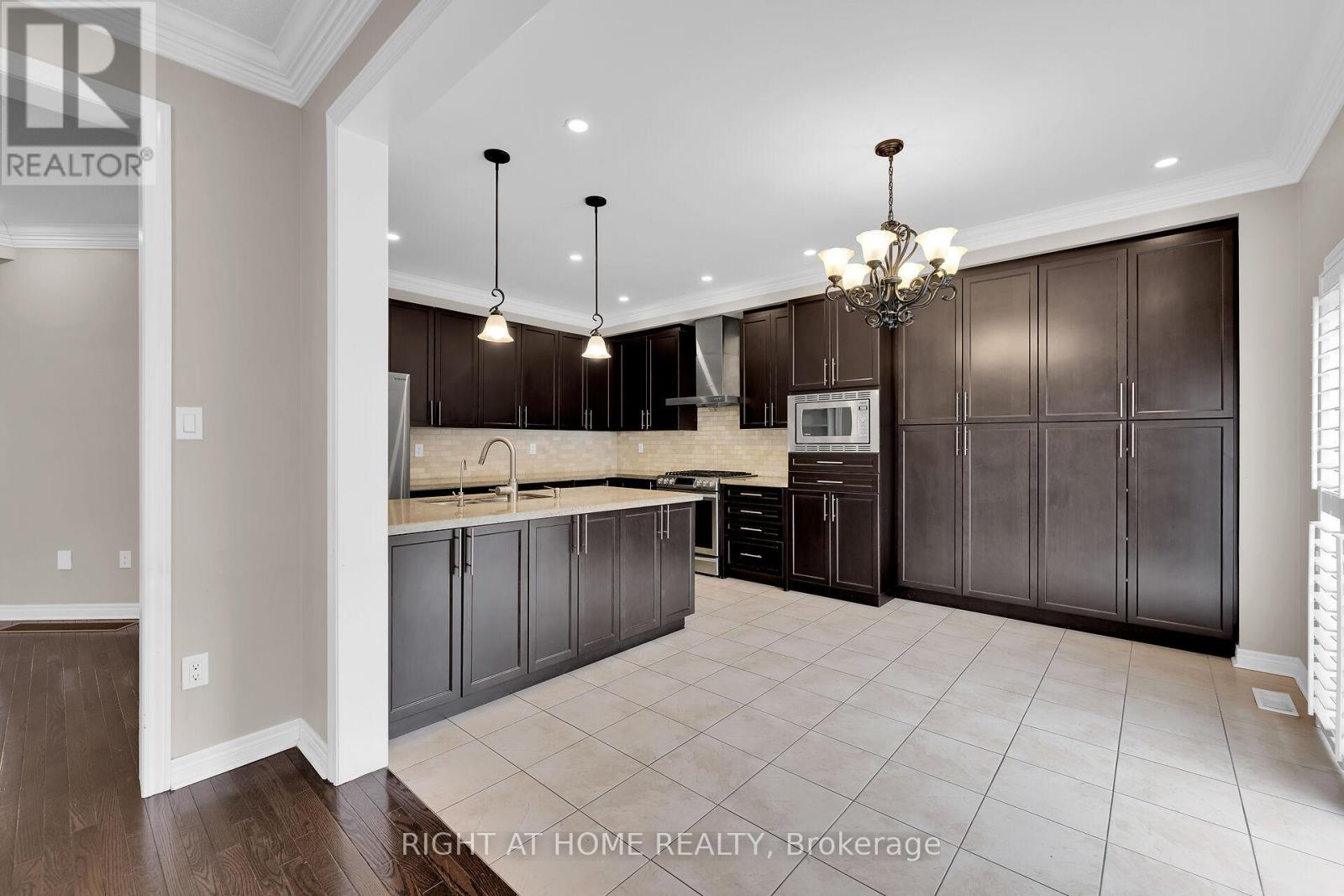 1445 Laurier Avenue, Milton, Ontario  L9T 8T4 - Photo 5 - W12177362