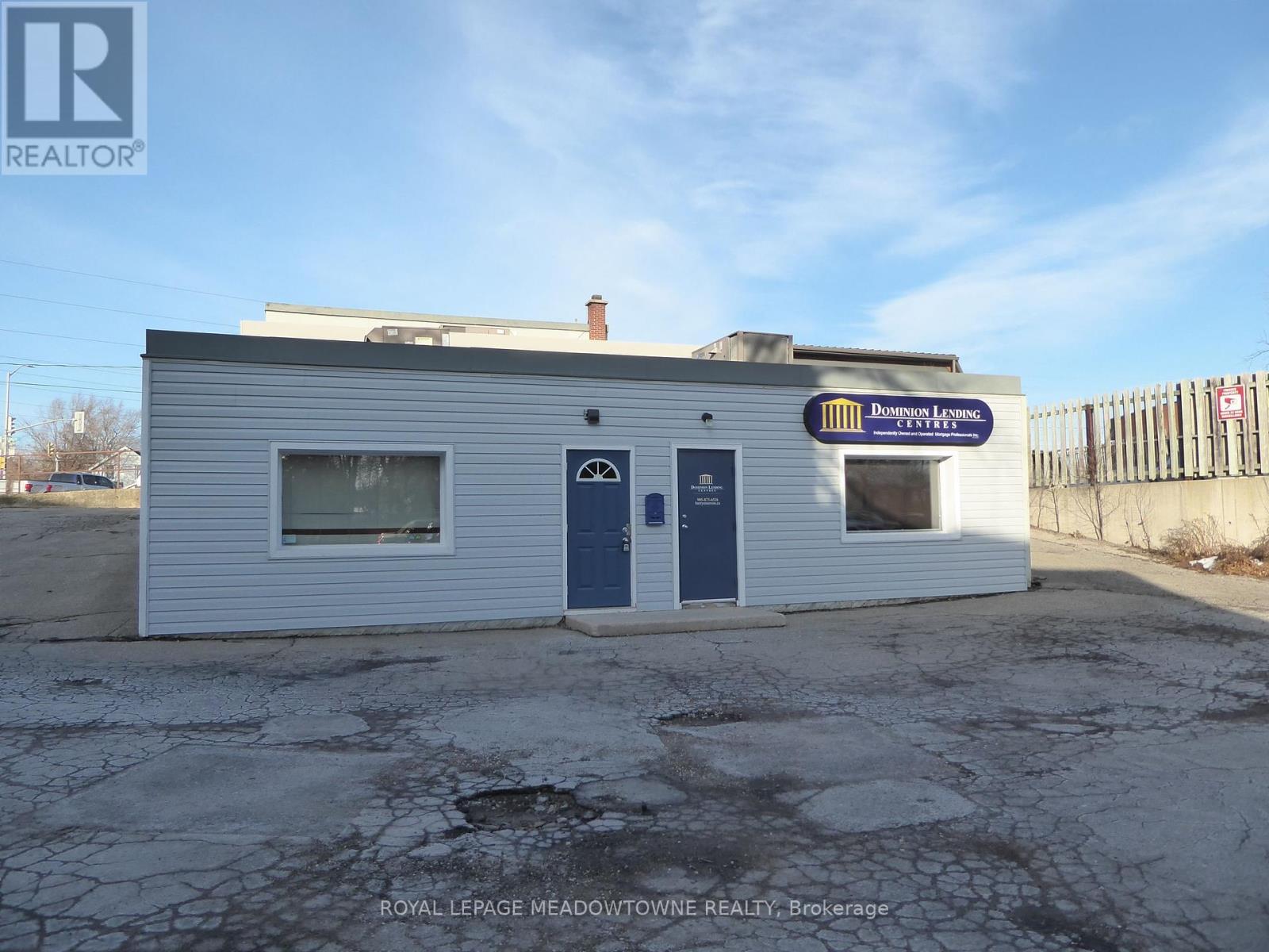 116 Guelph Street, Halton Hills, Ontario  L7G 4A3 - Photo 4 - W12040948