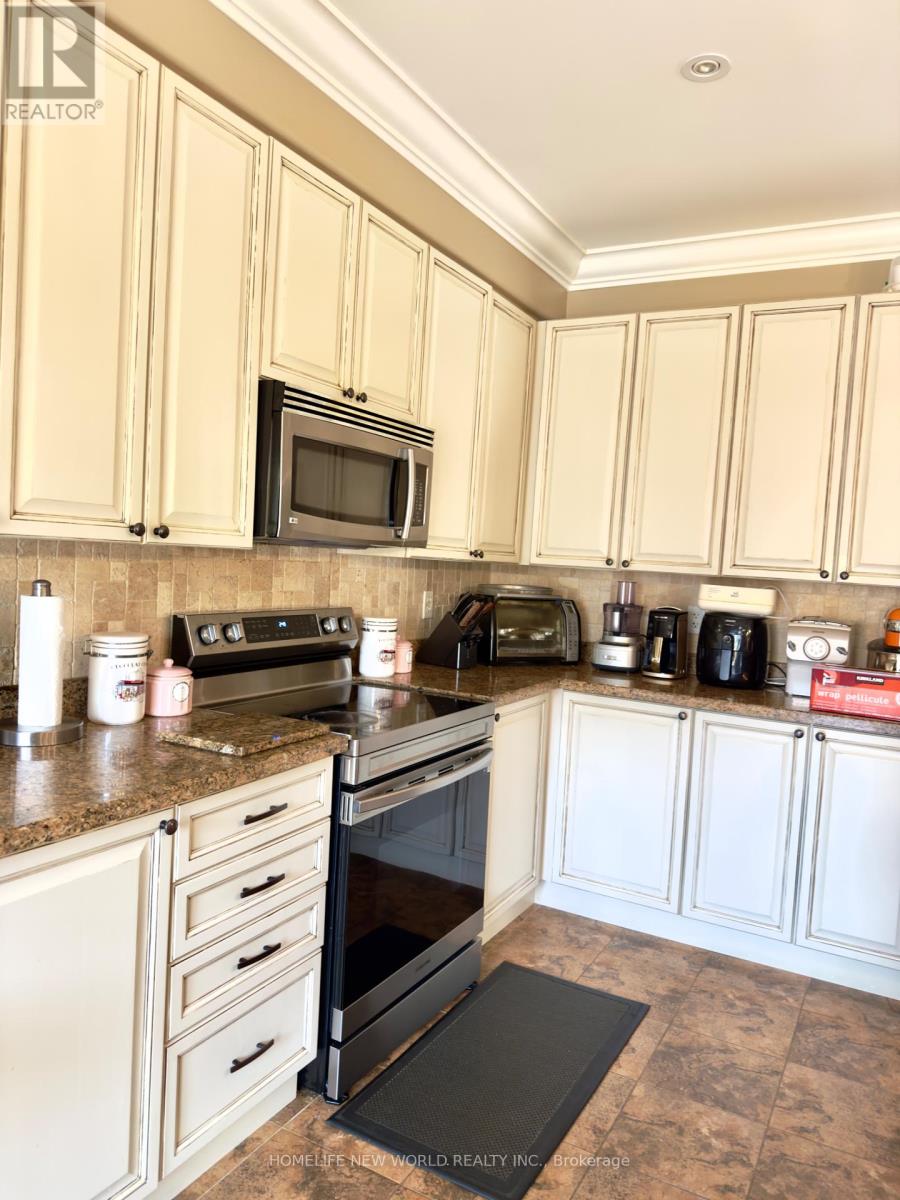 26 Stuart Avenue, Barrie, Ontario  L4M 0A2 - Photo 3 - S12177398