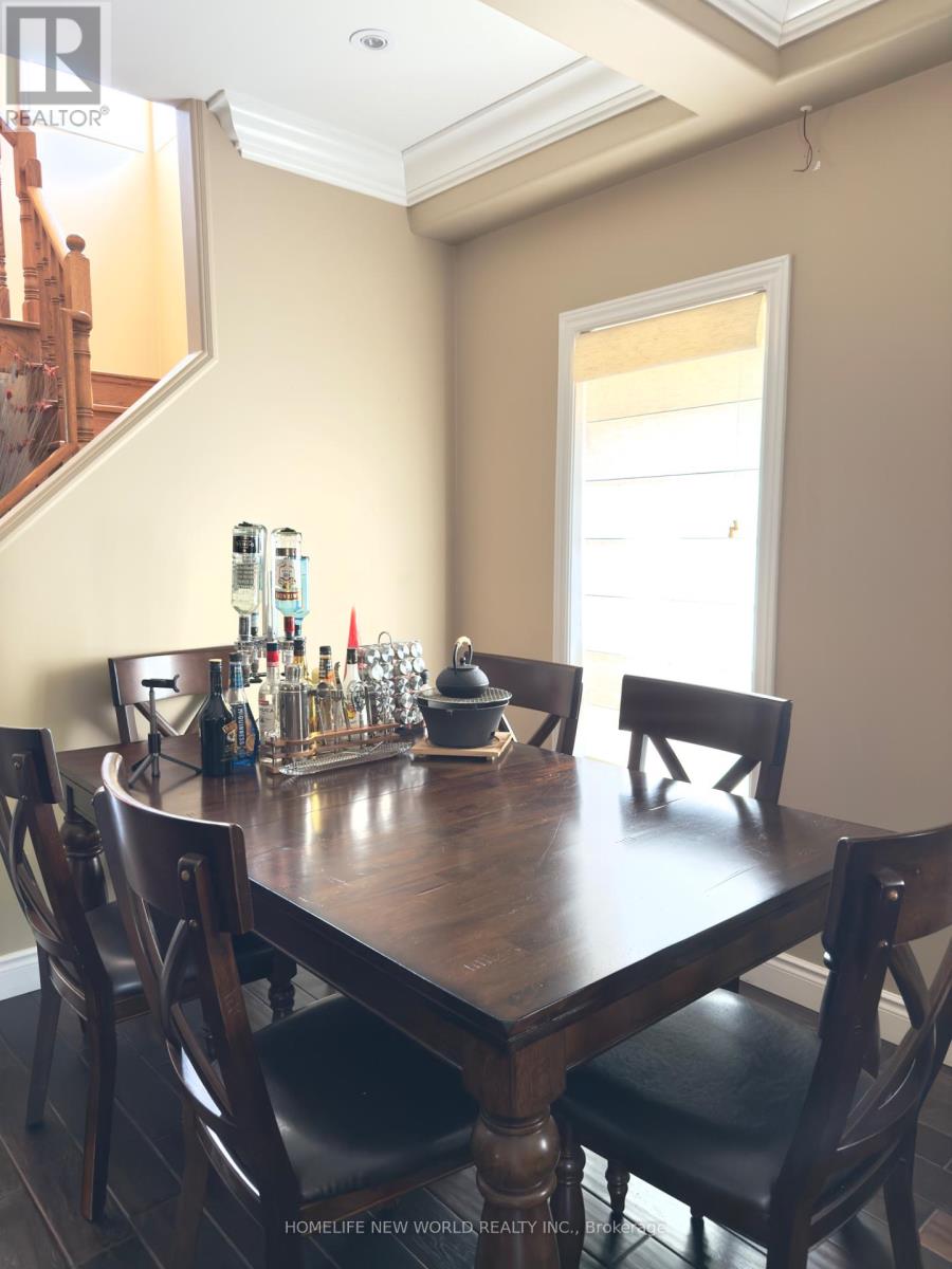 26 Stuart Avenue, Barrie, Ontario  L4M 0A2 - Photo 4 - S12177398