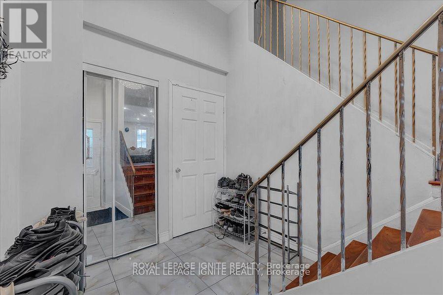 98 Sheldrake Court, Brampton (Brampton South), Ontario  L6Y 2W9 - Photo 3 - W12177364