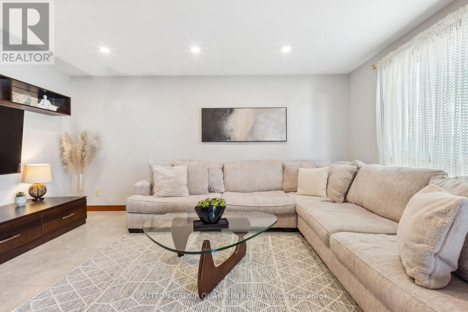 95 Gatestone Drive, Hamilton, Ontario  L8J 2V1 - Photo 14 - X12177366