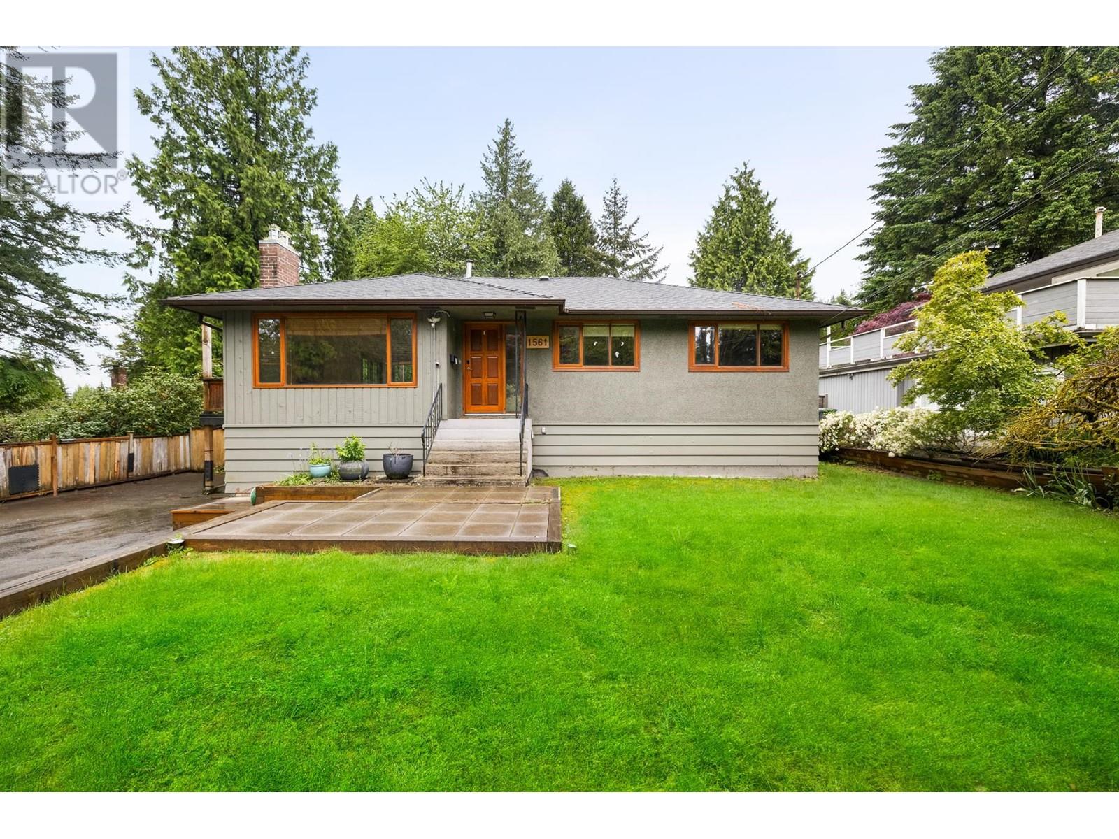 1561 MERLYNN CRESCENT, North Vancouver, British Columbia
