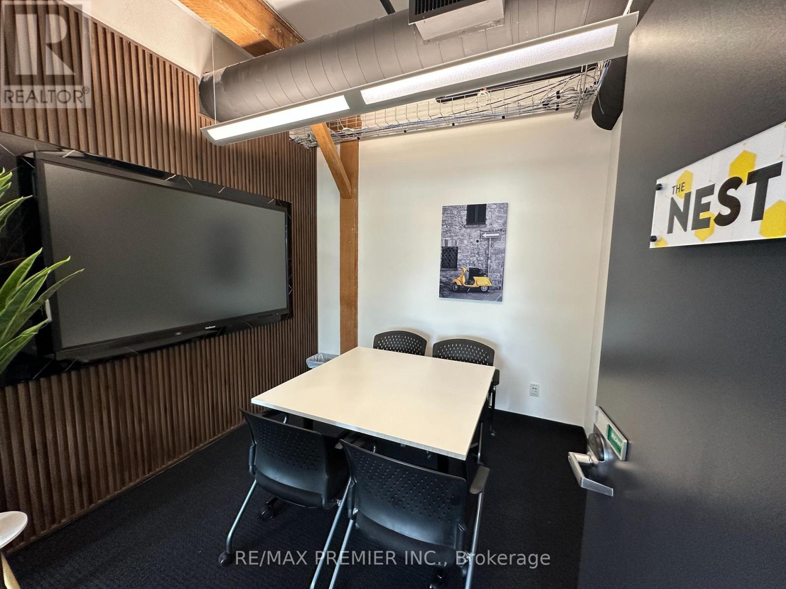 300-25 - 72 Victoria Street S, Kitchener, Ontario  N2G 4Y9 - Photo 4 - X12177418