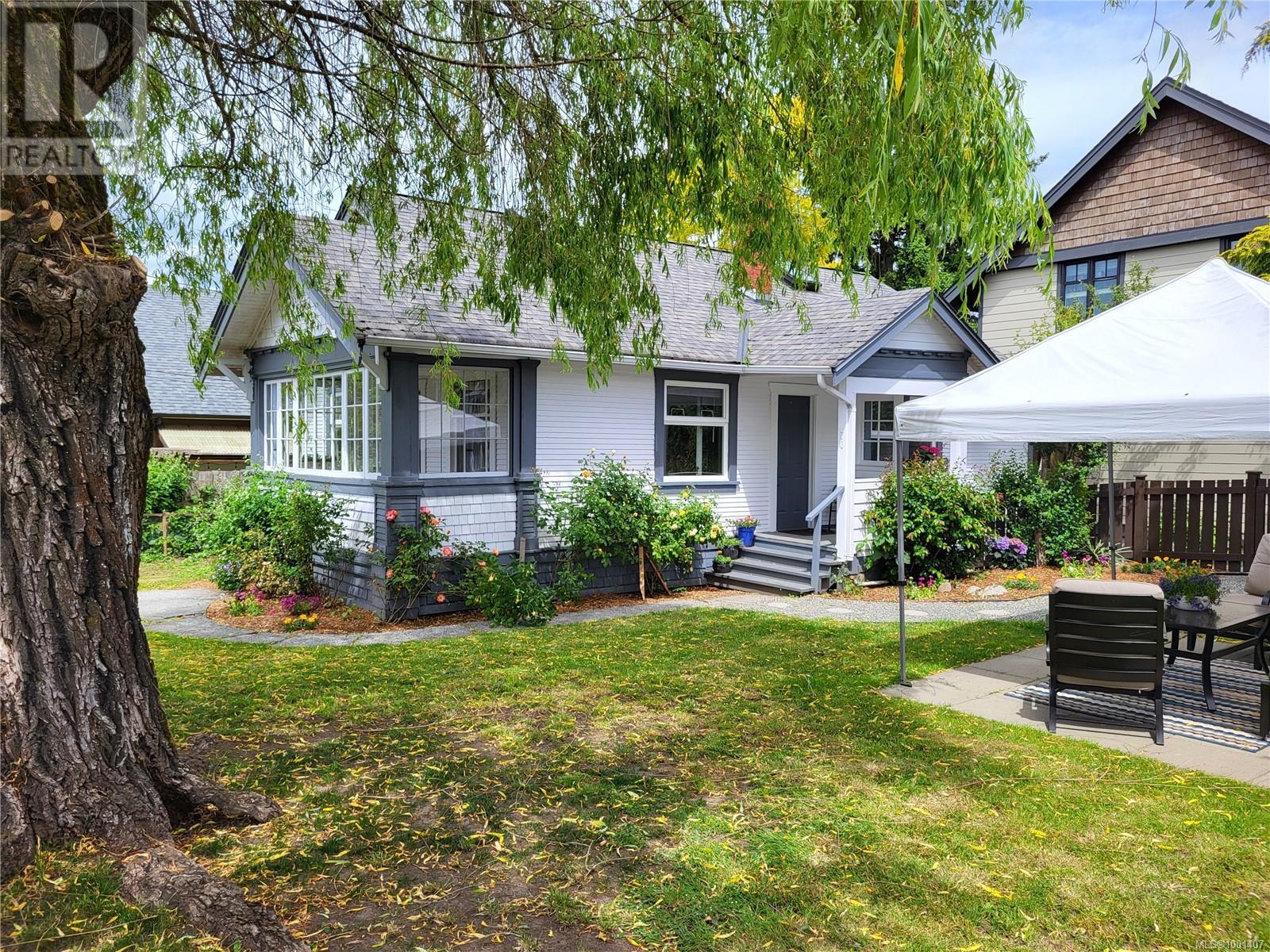 Property at 70 Kennedy St image 3