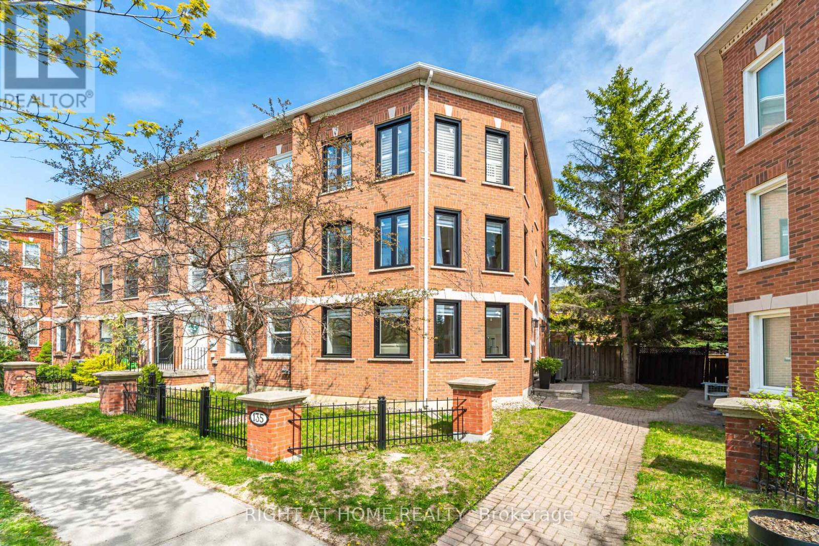 135 JOHN WEST WAY, Aurora, Ontario