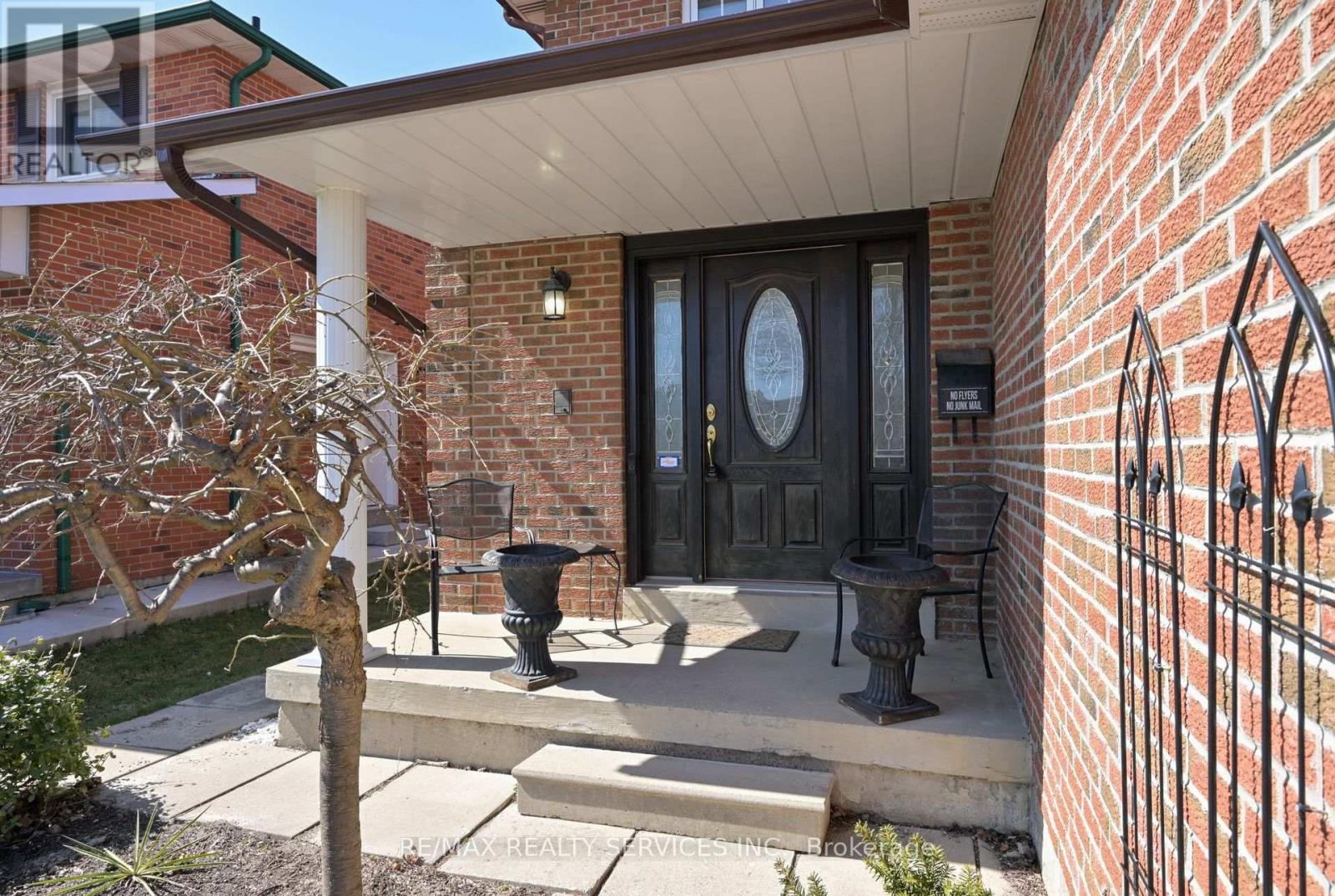 68 Princeton Terrace, Brampton, Ontario  L6S 3S8 - Photo 3 - W12153685