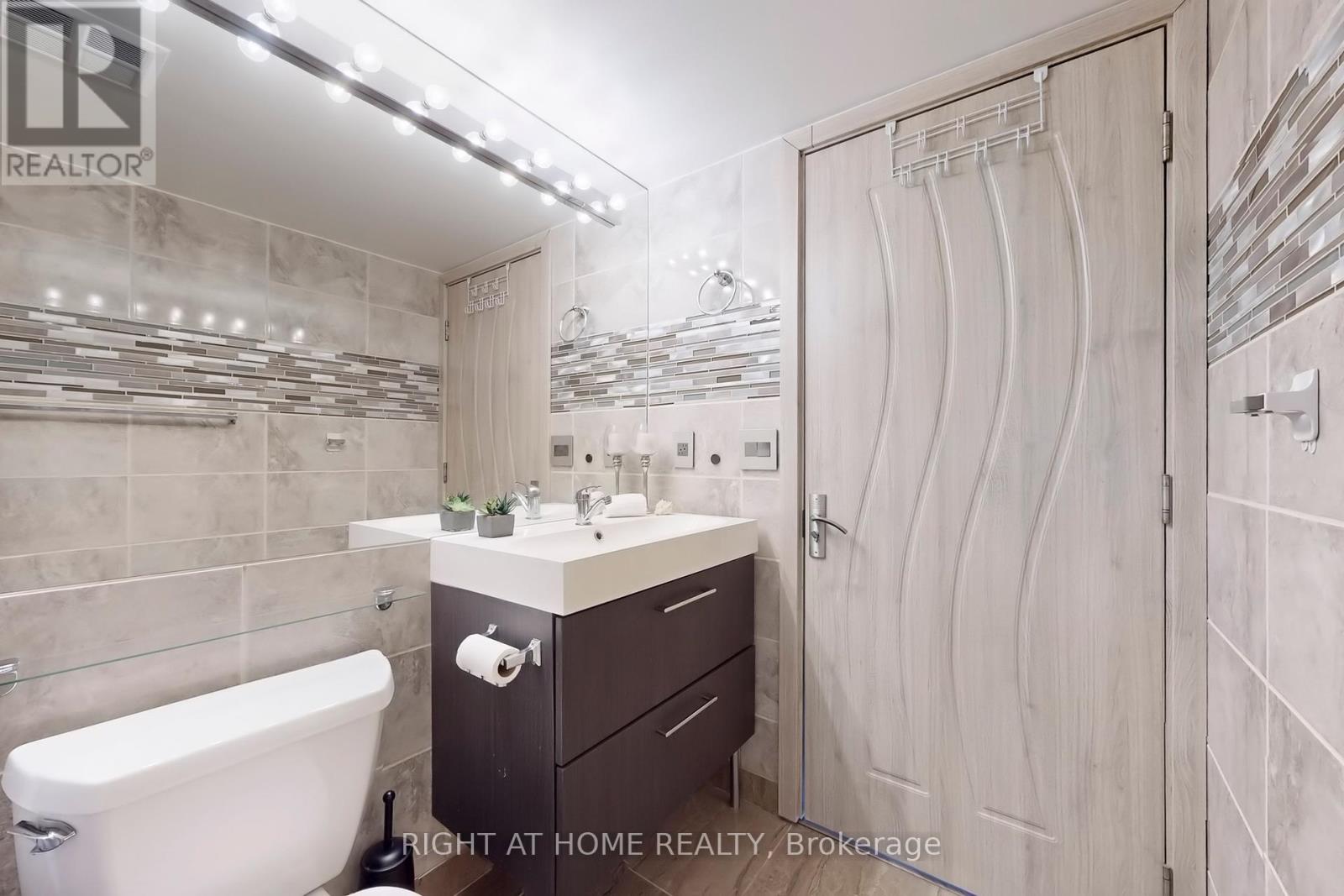 2205 - 219 Fort York Boulevard, Toronto, Ontario  M5V 1B1 - Photo 19 - C12177489