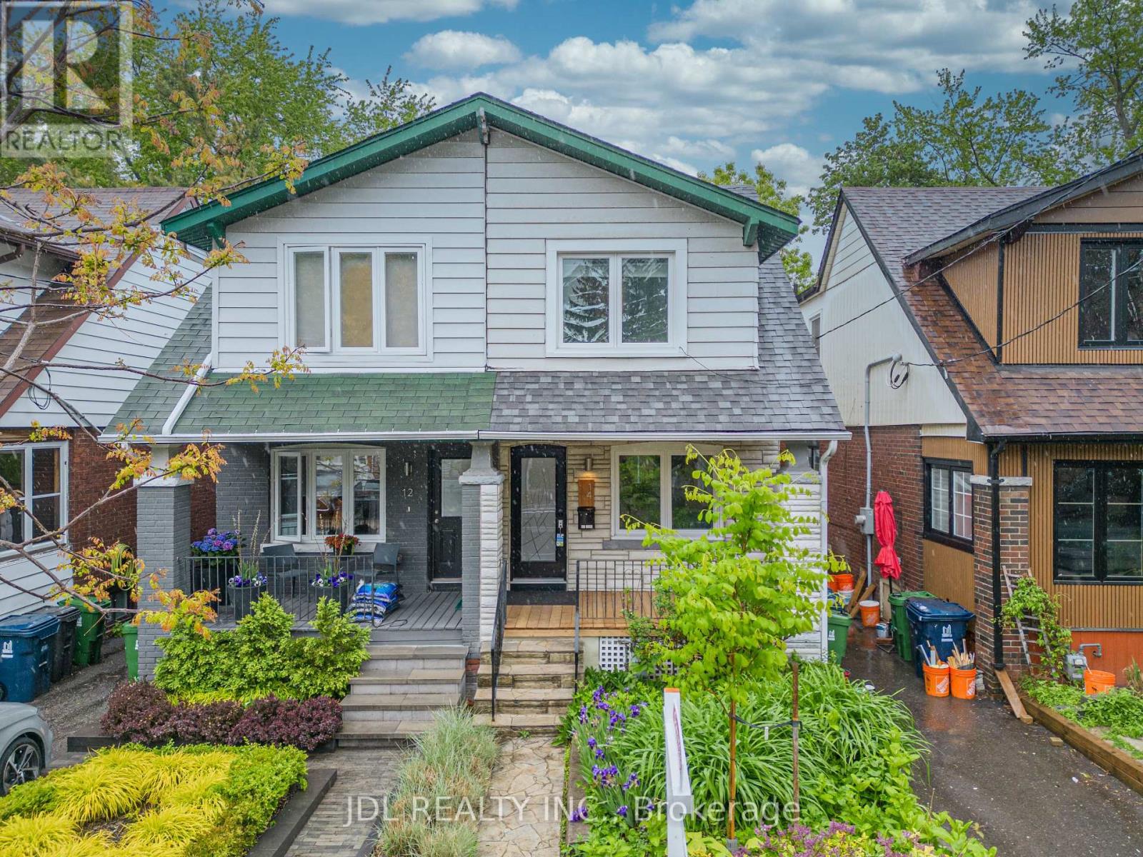<div class="slider-price">$1,100,000</div><p>14 Athletic Ave Avenue, Toronto, Ontario</p>