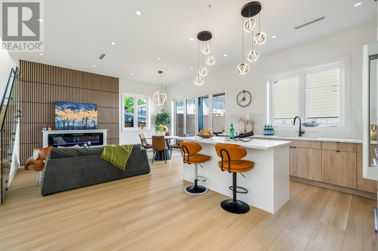 2 2124 Renfrew Street, Vancouver, British Columbia  V5M 3J5 - Photo 1 - R3004683