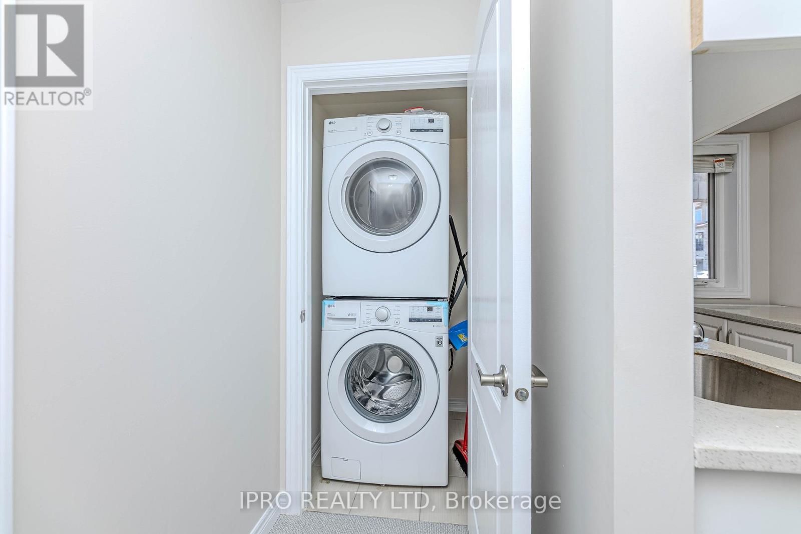 54 Hashmi Place, Brampton, Ontario  L6Y 6K1 - Photo 11 - W12171746