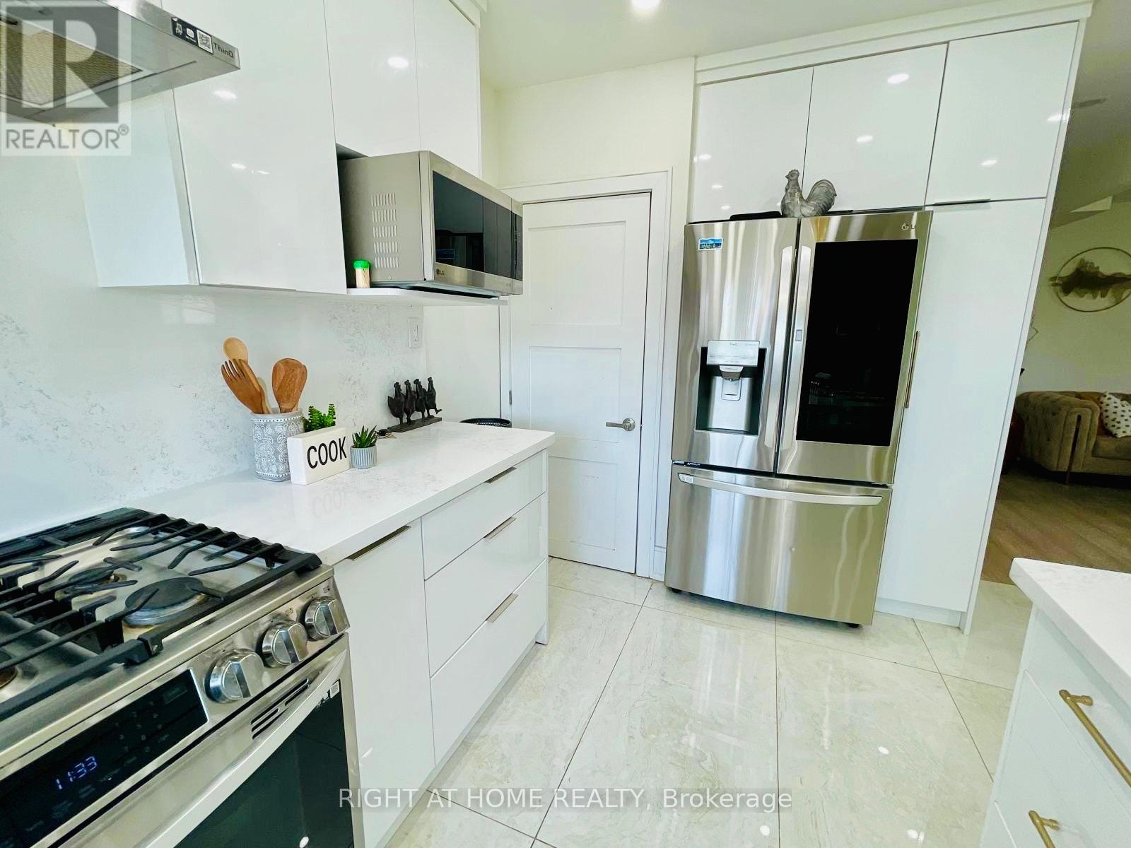 174 Aylesworth Avenue, Toronto, Ontario  M1N 2J6 - Photo 3 - E12173454