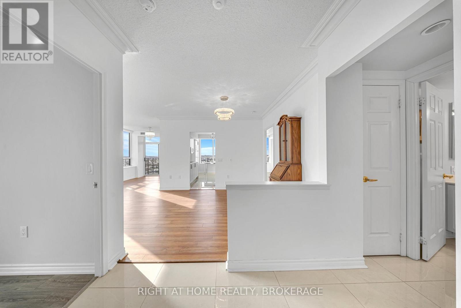 1105 - 55 Strathaven Drive, Mississauga, Ontario  L5R 4G9 - Photo 3 - W12177528