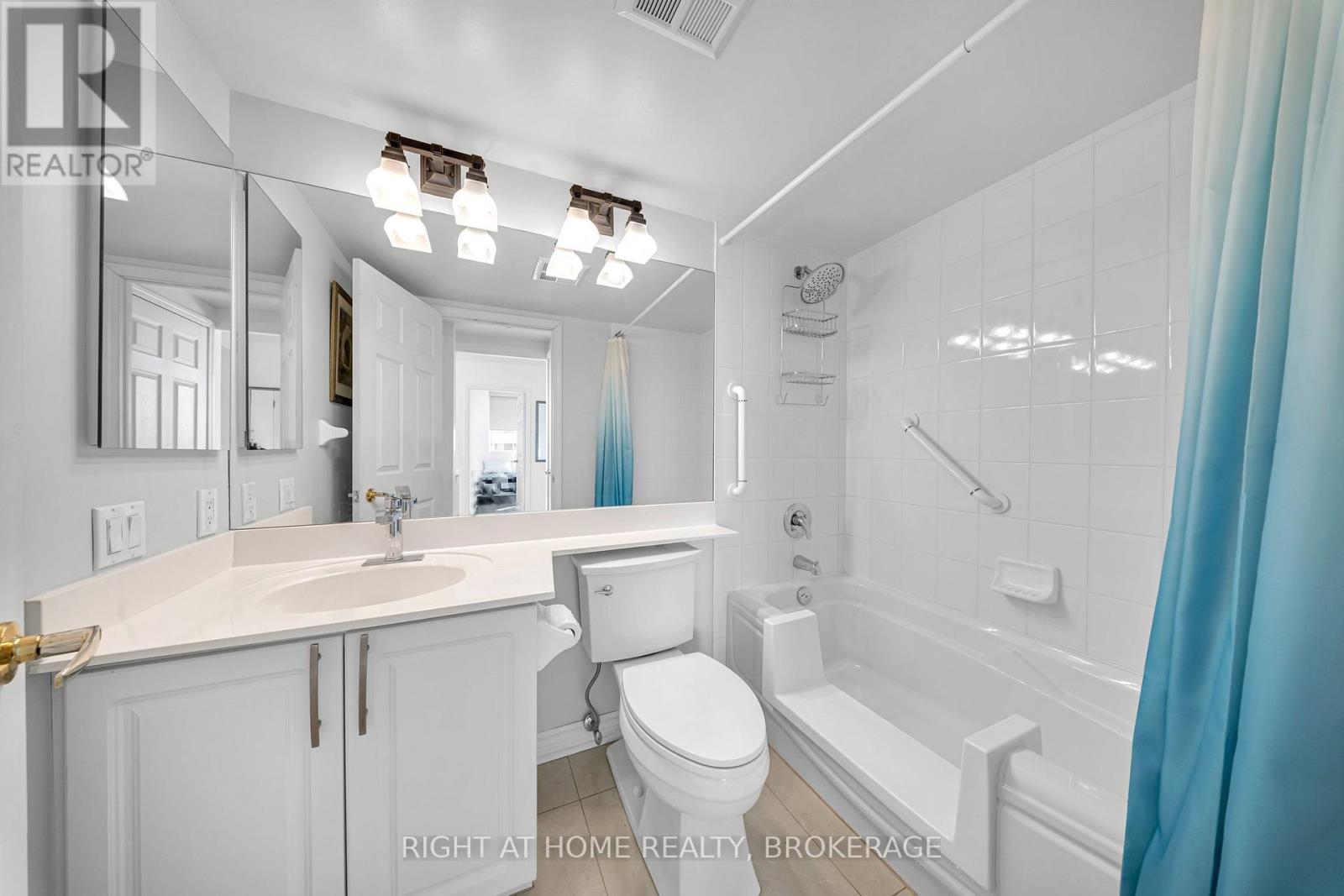 1105 - 55 Strathaven Drive, Mississauga, Ontario  L5R 4G9 - Photo 4 - W12177528