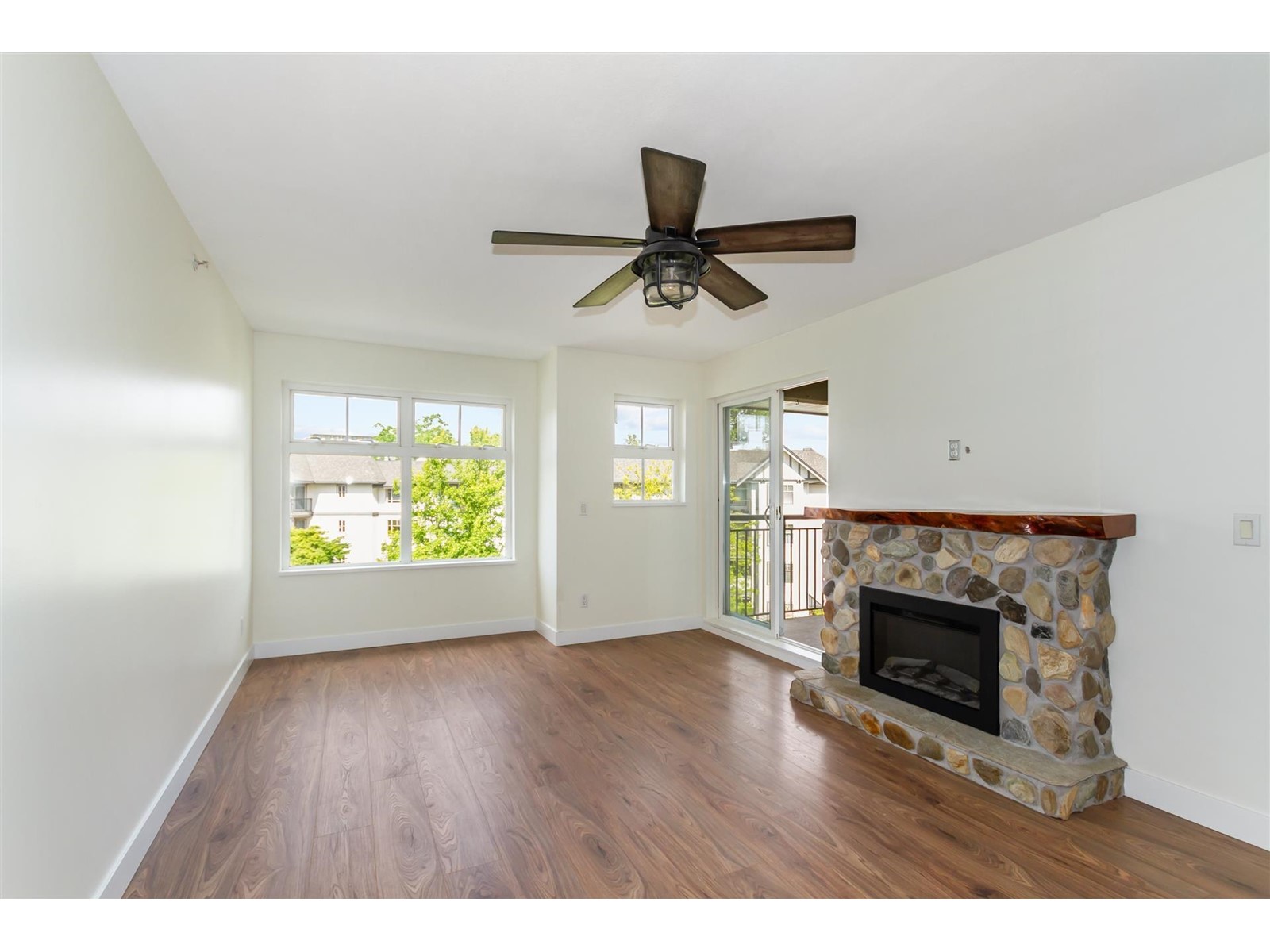 Property at 445 27358 32 AVENUE image 3