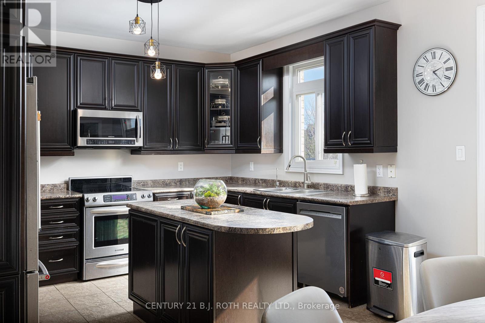 41 Commonwealth Road, Barrie (Innis-Shore), Ontario  L4M 0E1 - Photo 21 - S12177562