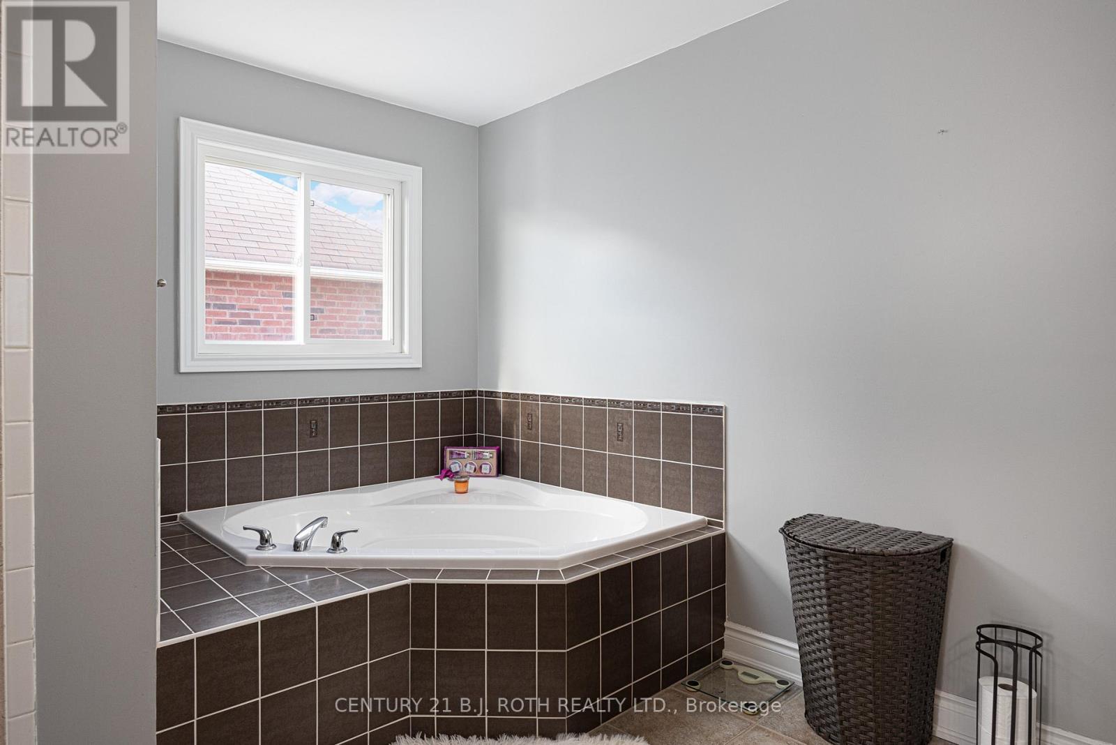 41 Commonwealth Road, Barrie (Innis-Shore), Ontario  L4M 0E1 - Photo 28 - S12177562