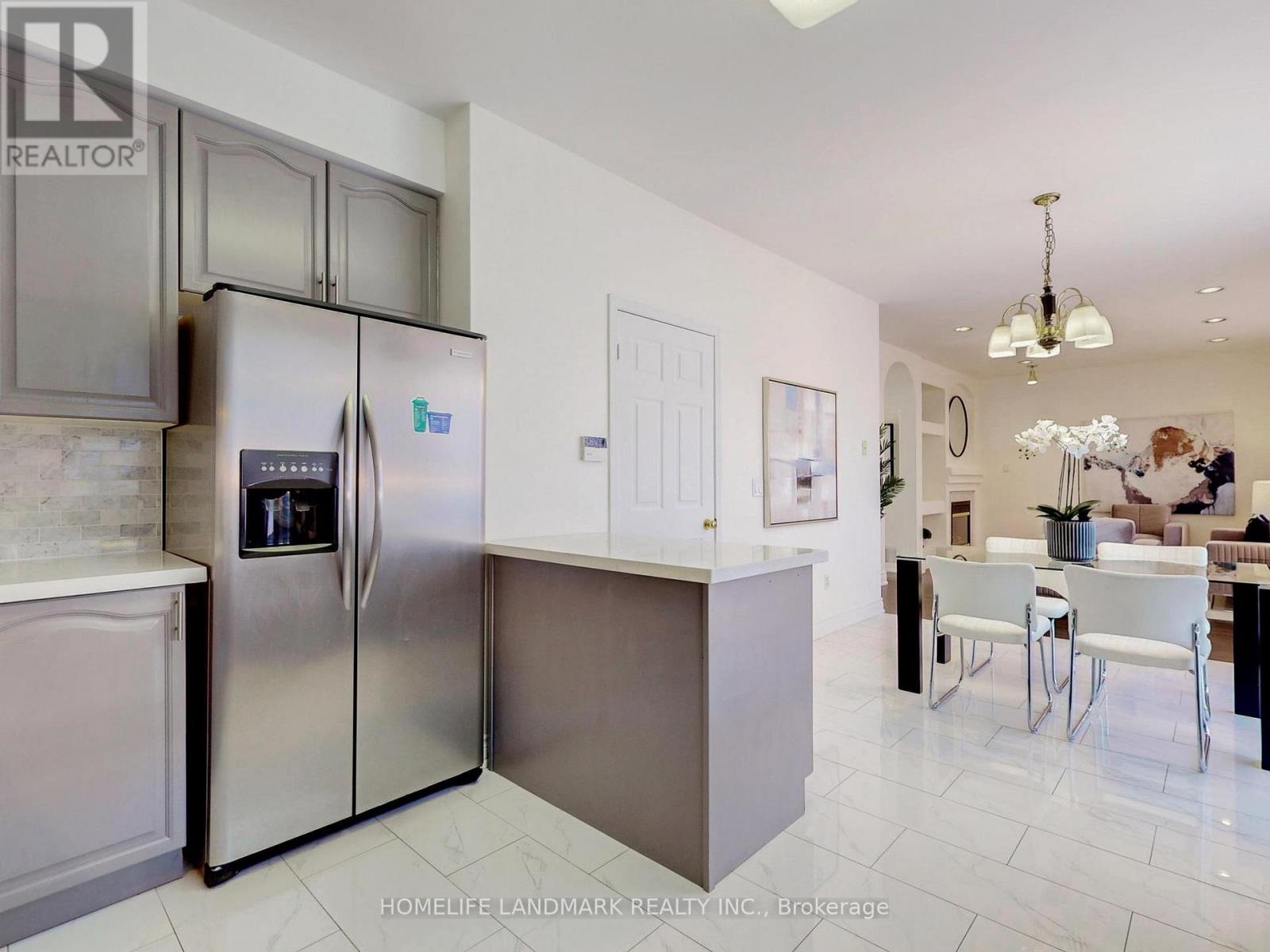 6 Saxony Drive, Markham, Ontario  L6C 2B5 - Photo 10 - N12177595