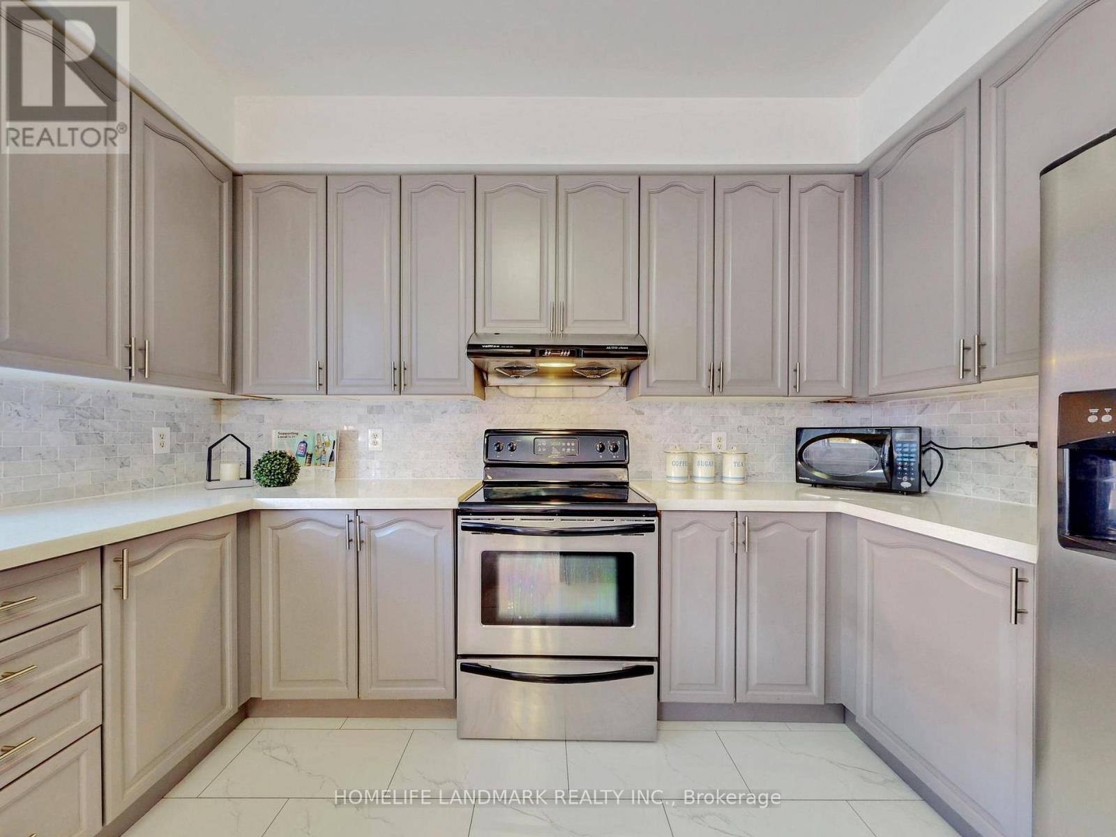 6 Saxony Drive, Markham, Ontario  L6C 2B5 - Photo 9 - N12177595