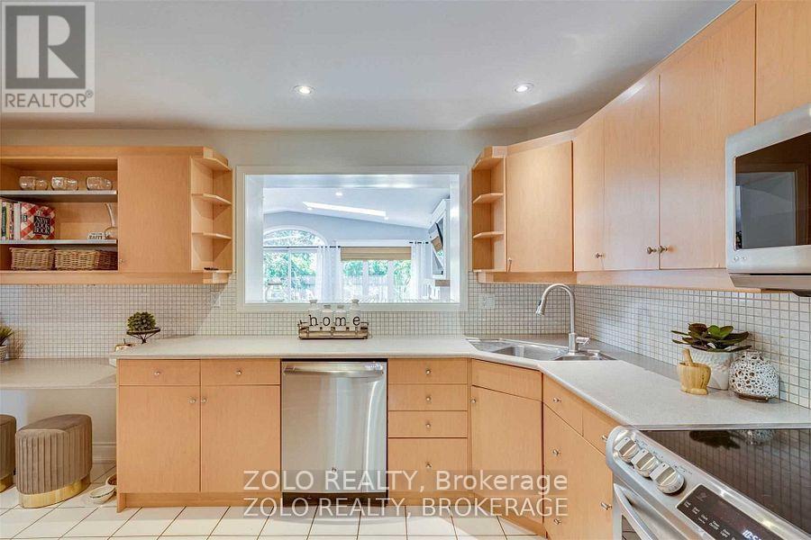 198 White Pines Drive, Burlington, Ontario  L7L 4E4 - Photo 5 - W12177649