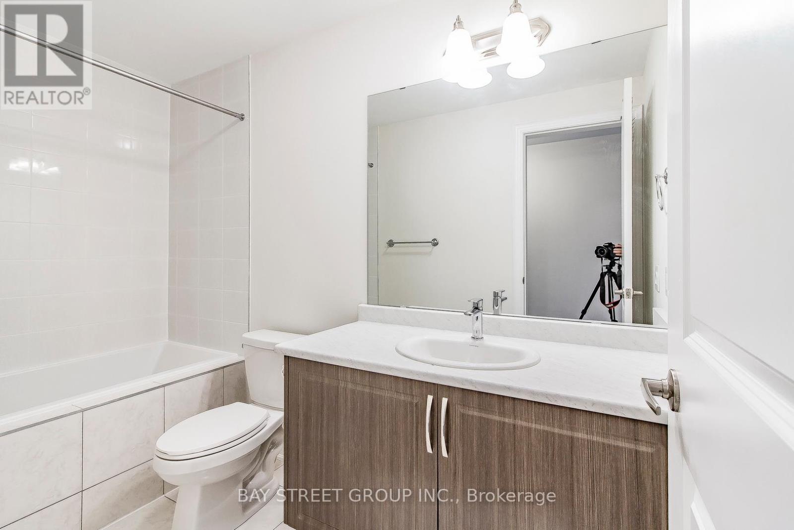 53 Drizzel Crescent, Richmond Hill, Ontario  L4E 1G8 - Photo 9 - N12177761