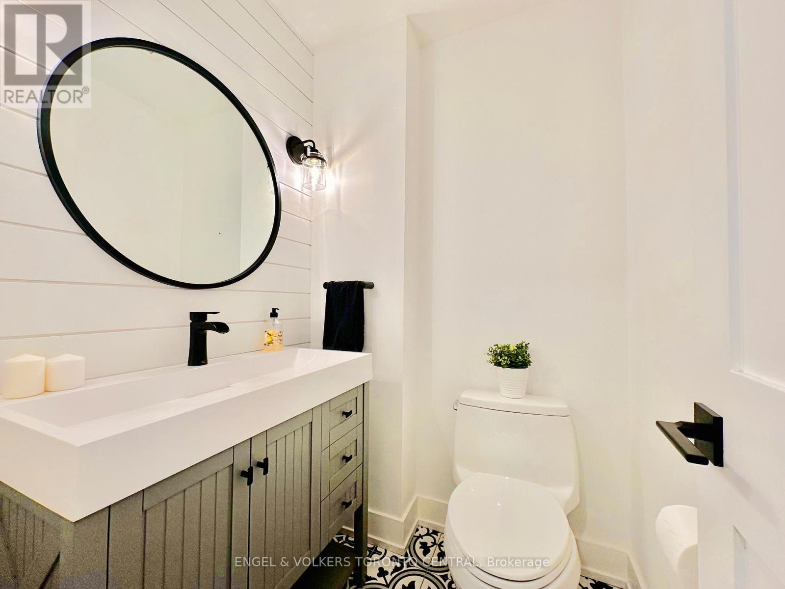 1497 Lancaster Drive, Oakville, Ontario  L6H 2T2 - Photo 14 - W12177764