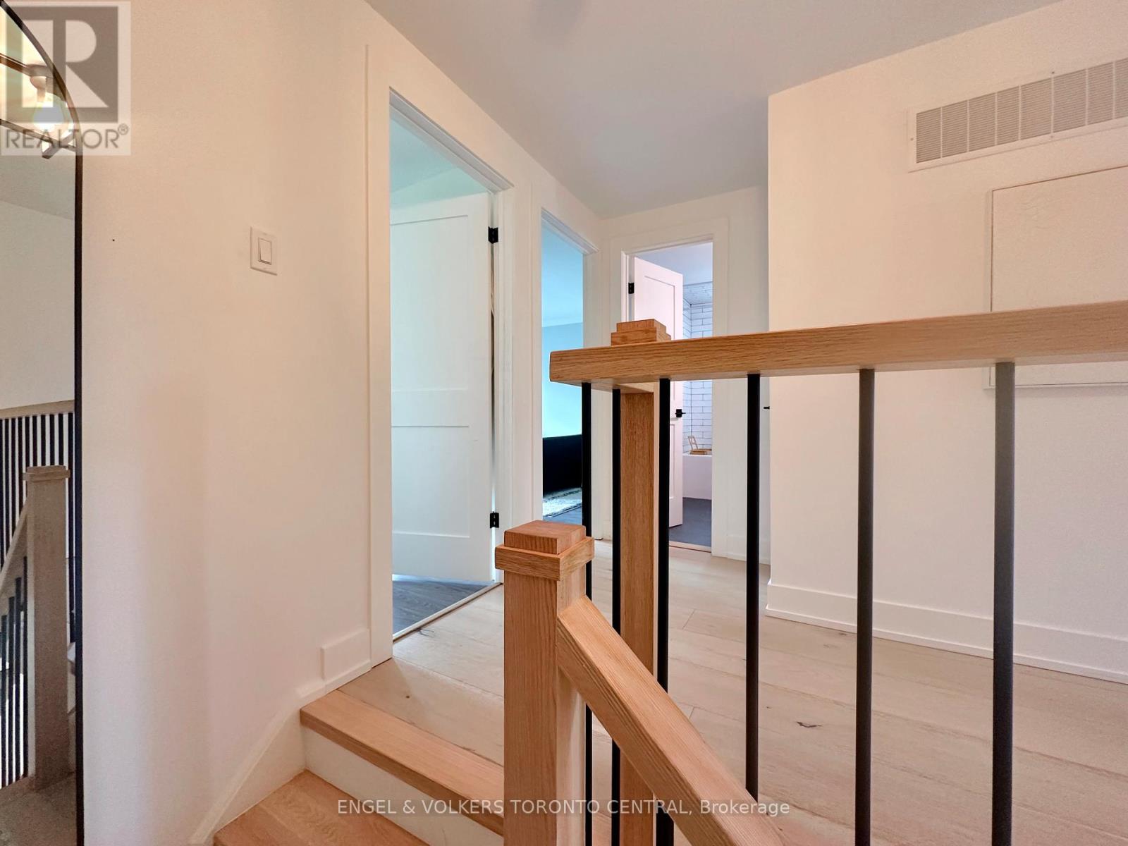 1497 Lancaster Drive, Oakville, Ontario  L6H 2T2 - Photo 19 - W12177764
