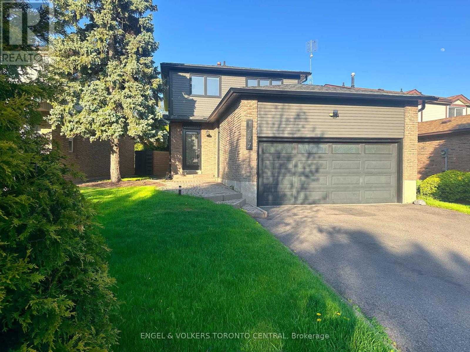 1497 Lancaster Drive, Oakville, Ontario  L6H 2T2 - Photo 2 - W12177764