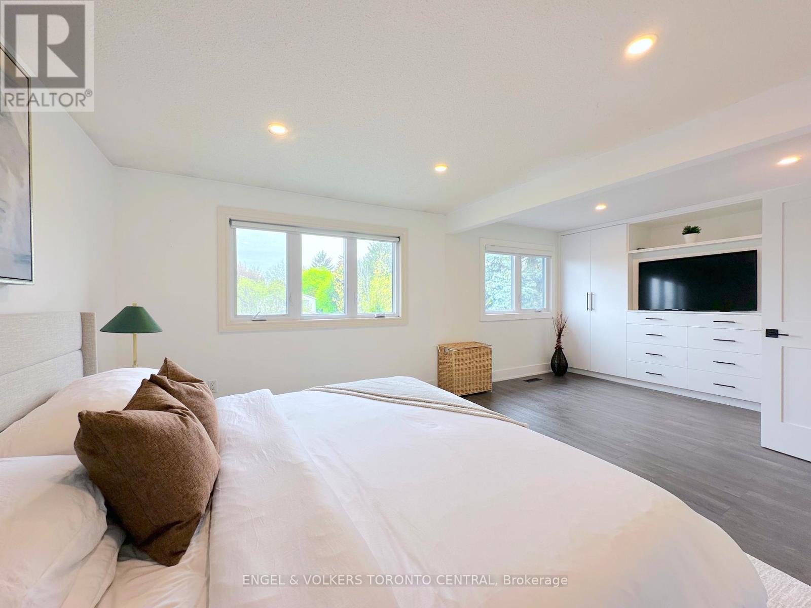 1497 Lancaster Drive, Oakville, Ontario  L6H 2T2 - Photo 23 - W12177764
