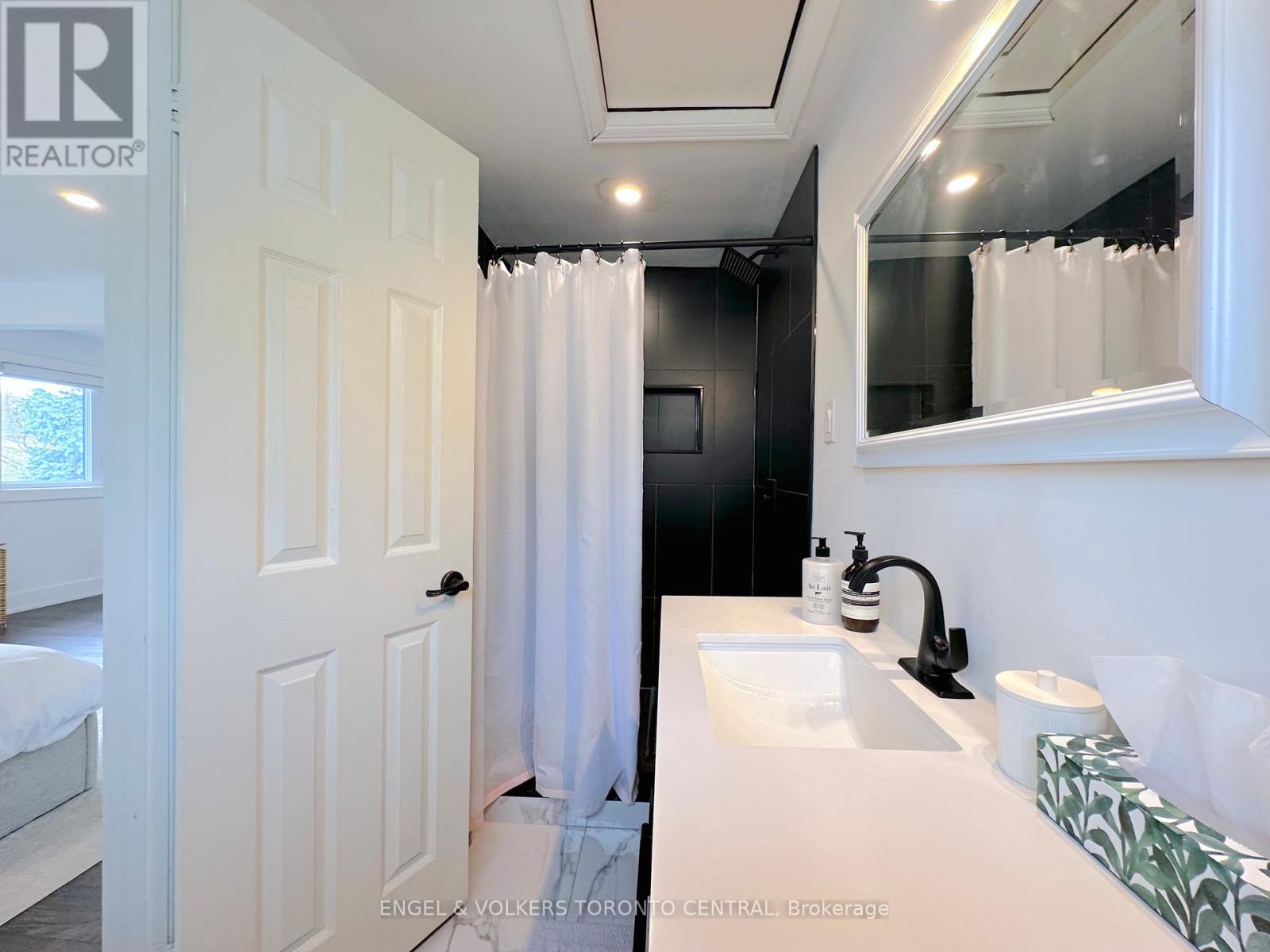 1497 Lancaster Drive, Oakville, Ontario  L6H 2T2 - Photo 24 - W12177764