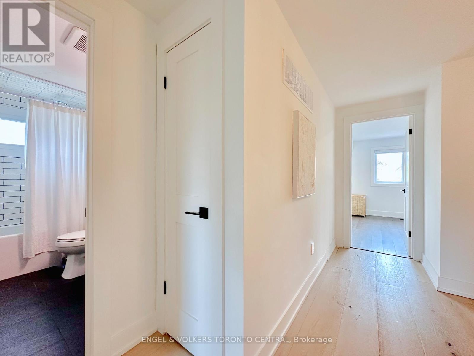 1497 Lancaster Drive, Oakville, Ontario  L6H 2T2 - Photo 25 - W12177764
