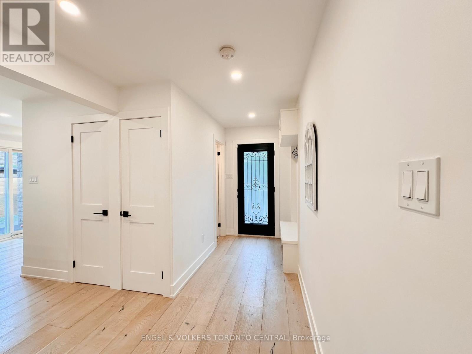 1497 Lancaster Drive, Oakville, Ontario  L6H 2T2 - Photo 4 - W12177764