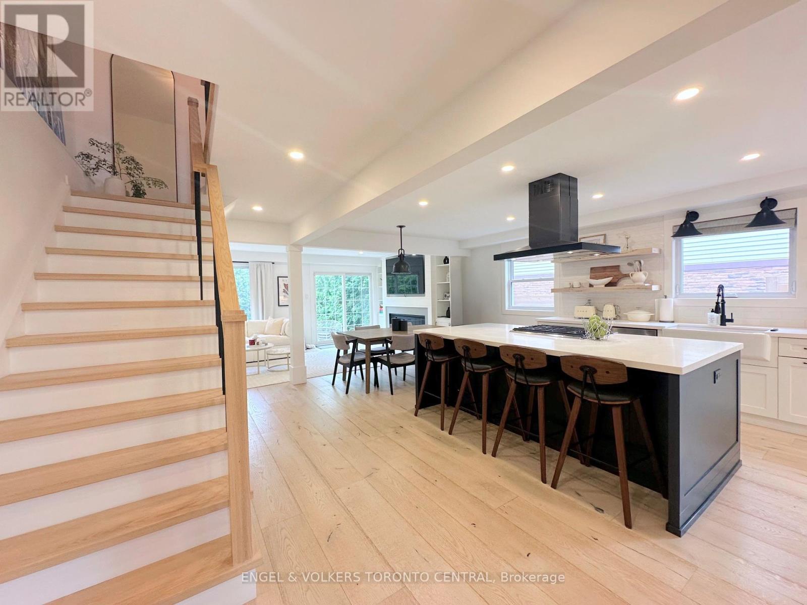 1497 Lancaster Drive, Oakville, Ontario  L6H 2T2 - Photo 5 - W12177764