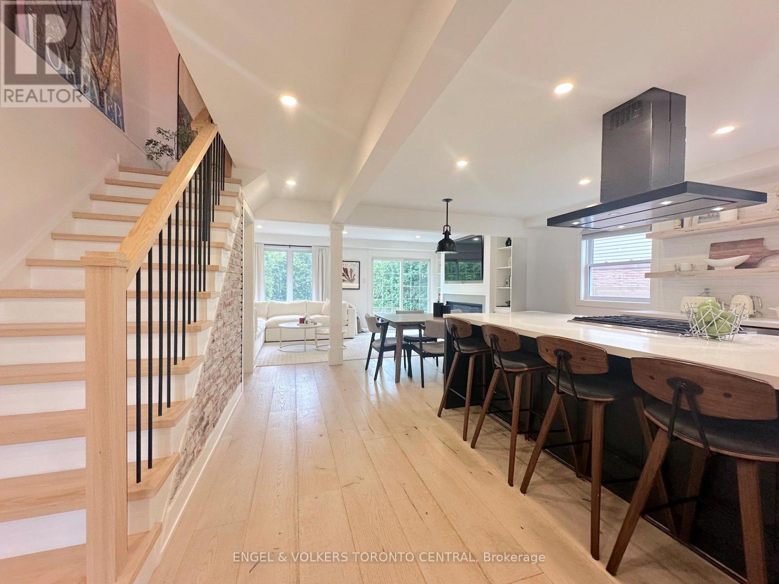 1497 Lancaster Drive, Oakville, Ontario  L6H 2T2 - Photo 6 - W12177764