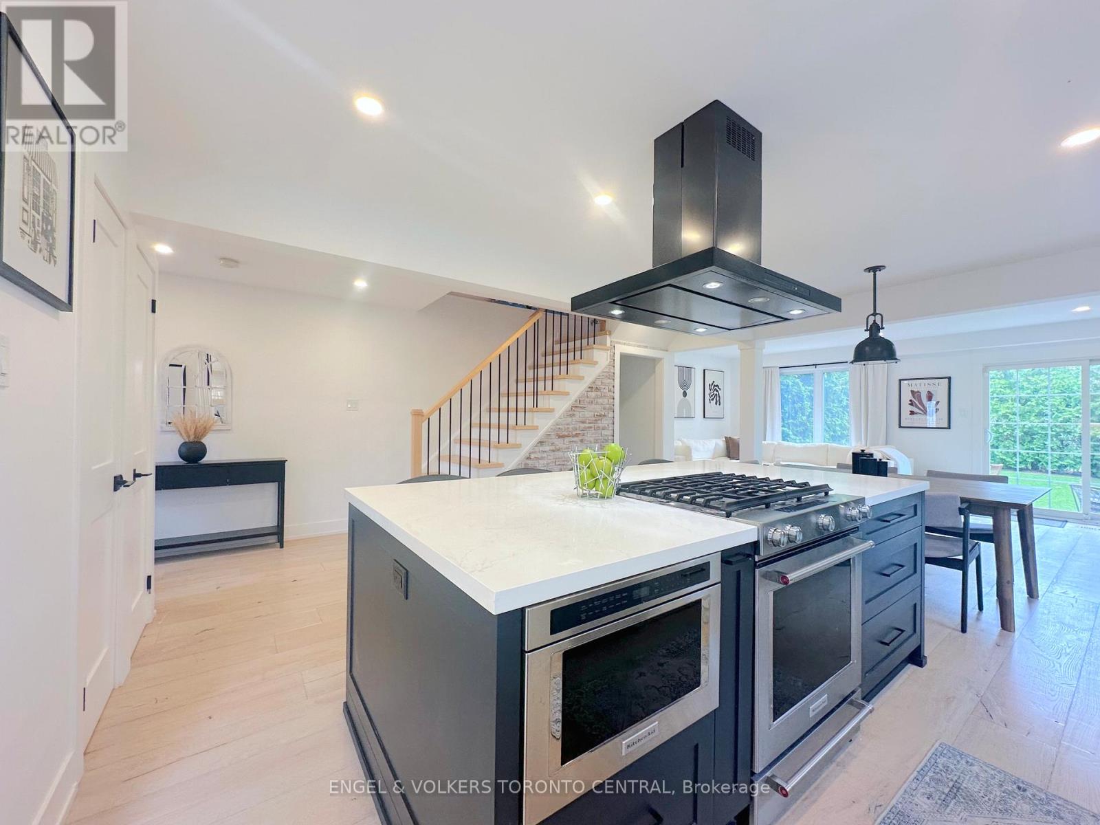 1497 Lancaster Drive, Oakville, Ontario  L6H 2T2 - Photo 7 - W12177764