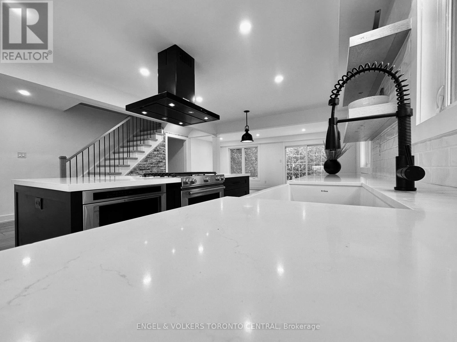 1497 Lancaster Drive, Oakville, Ontario  L6H 2T2 - Photo 8 - W12177764