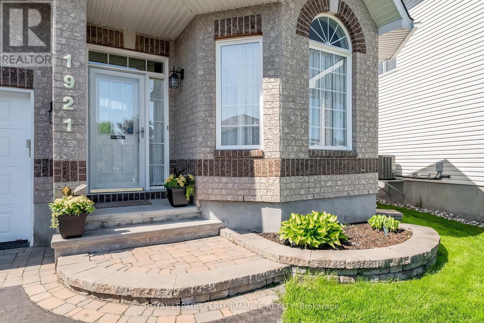 1921 Schroeder Crescent, Ottawa, Ontario  K4A 4P8 - Photo 2 - X12177797