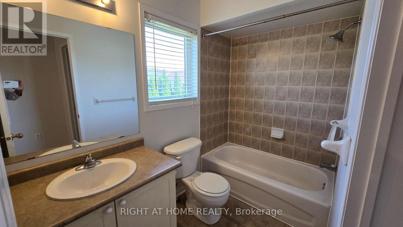 32 Donlevy Crescent, Whitby, Ontario  L1R 0B8 - Photo 14 - E12175958
