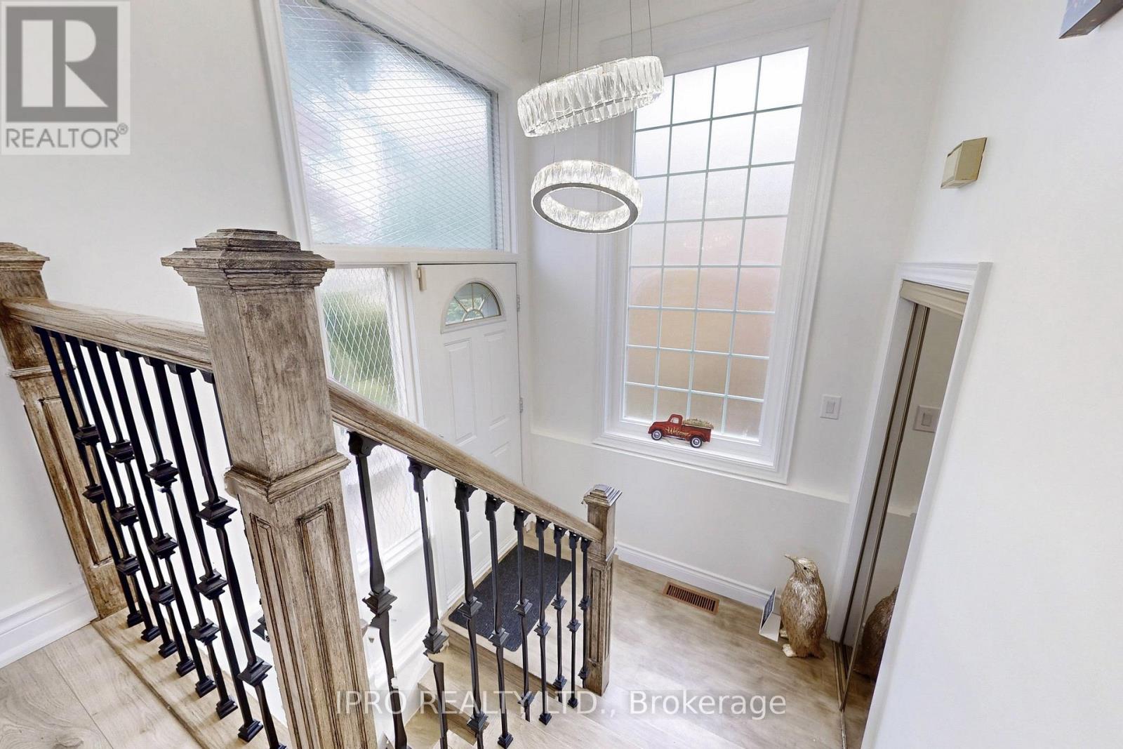 29 Clipper Road, Toronto, Ontario  M2J 4C8 - Photo 6 - C12177778