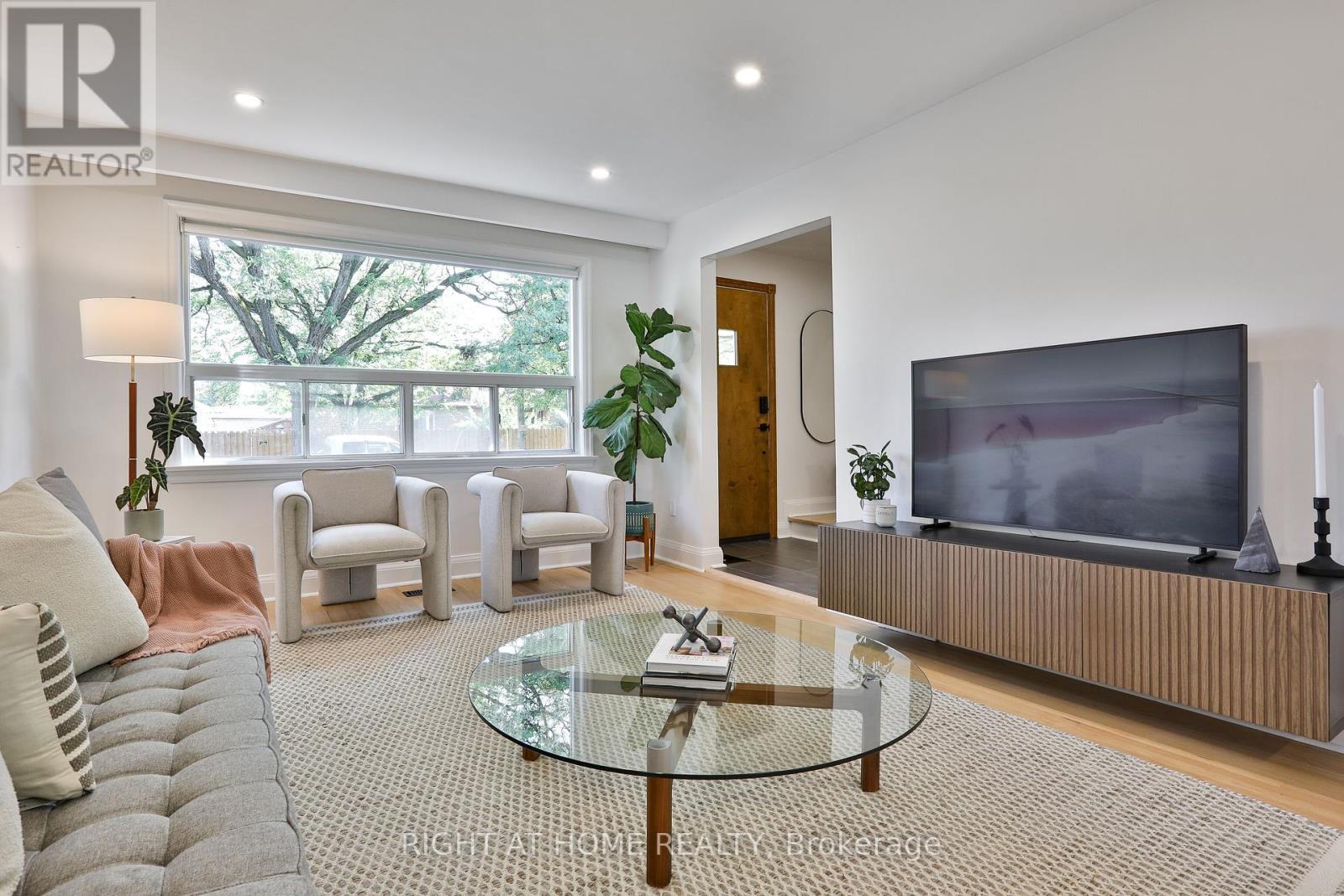 <div class="slider-price">$1,299,000</div><p>20 Amesbury Drive, Toronto, Ontario</p>