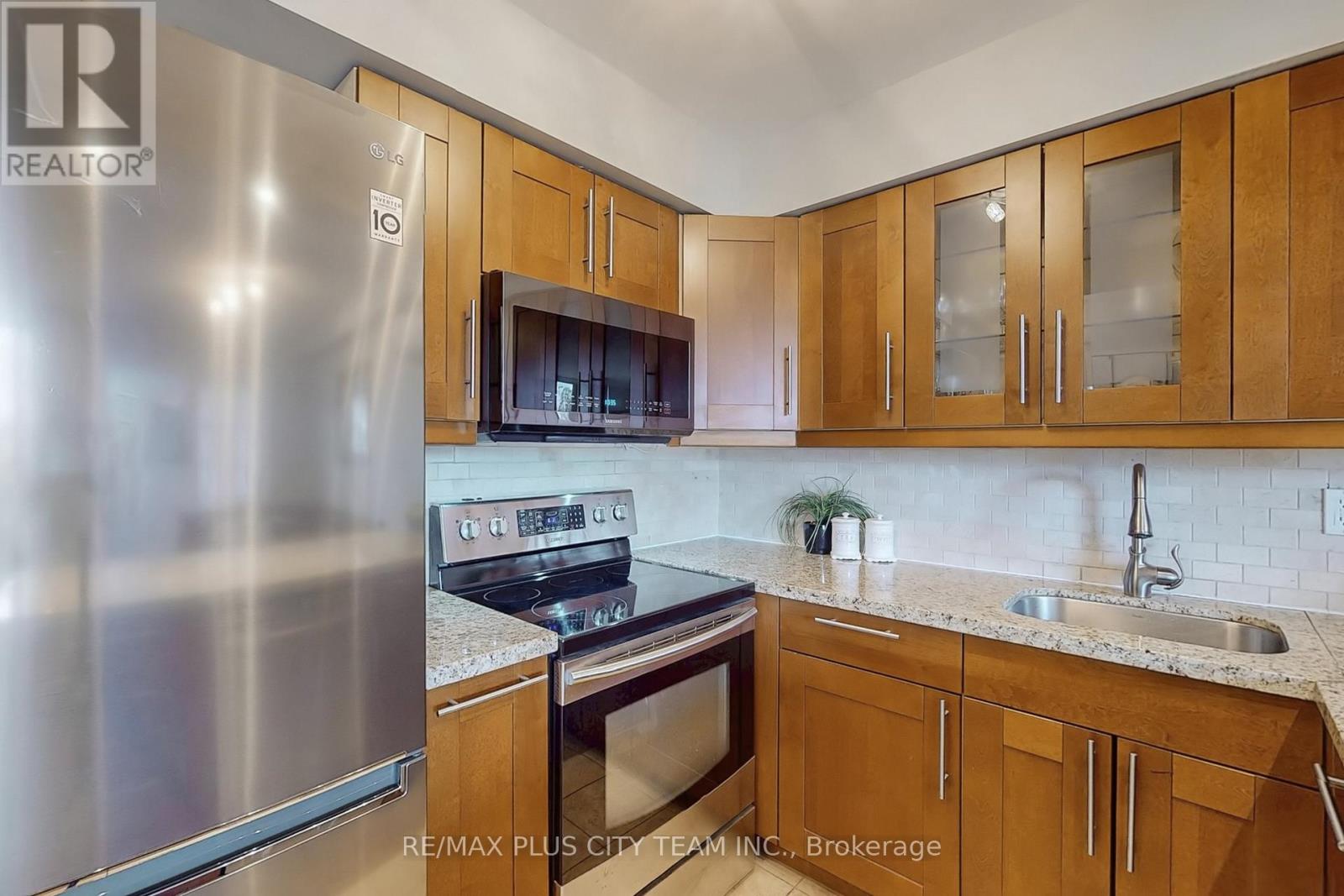 215 - 35 Ormskirk Avenue, Toronto, Ontario  M6S 1A8 - Photo 14 - W12177788