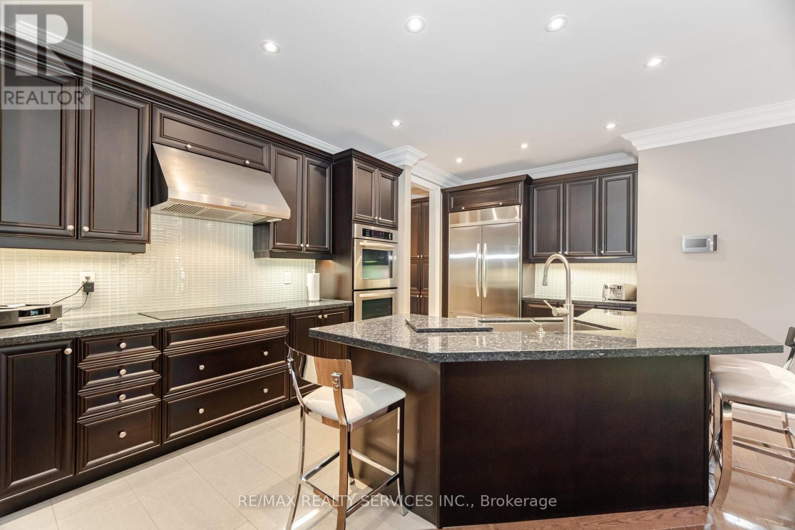 48 Beacon Hill Drive, Brampton (Credit Valley), Ontario  L6X 0V7 - Photo 10 - W12177790