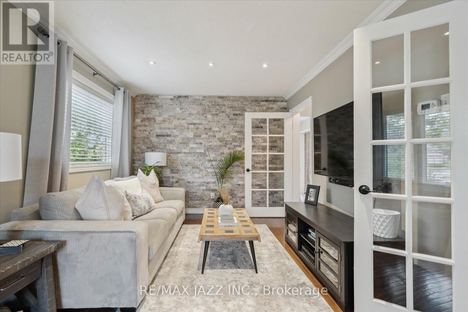 11 Griffen Place, Whitby, Ontario  L1R 2N5 - Photo 7 - E12177880